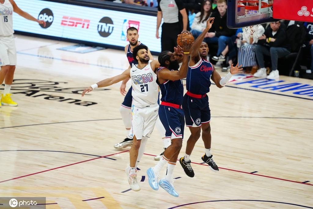 开云-穆雷重返赛场，比赛局势复杂首场状态出色，FPX观众沸腾！上演精彩一战的简单介绍