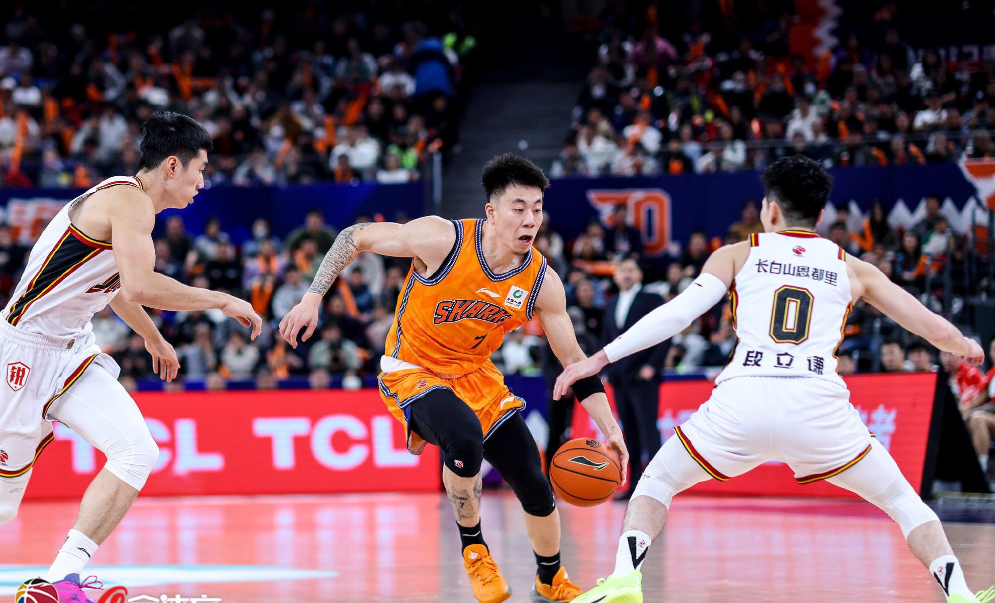 关于CBA常规赛赛程吃紧；勒沃库森今夜回应争议；态度坚定；训练强度明显提升的信息